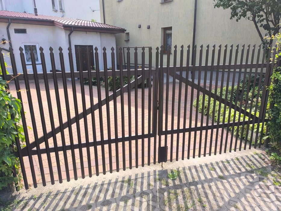 Sprzedam stalową bramę garażową oraz nowe drzwi wewnętrzne