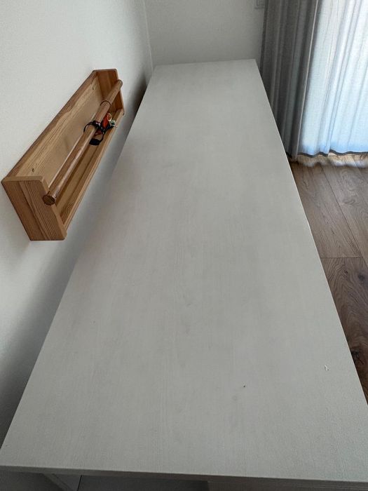 Quarto criança composto por duas camas e secretaria