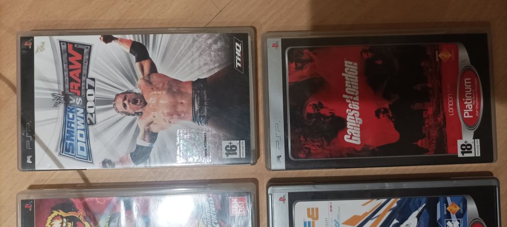 4 Jogos PSP e oferta de 2 filmes UMD caso leve os 4