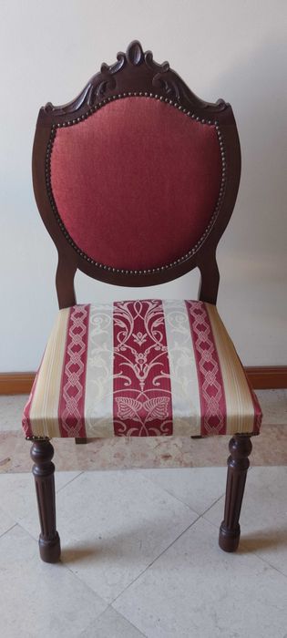 Cadeira em madeira trabalhada, em excelente estado