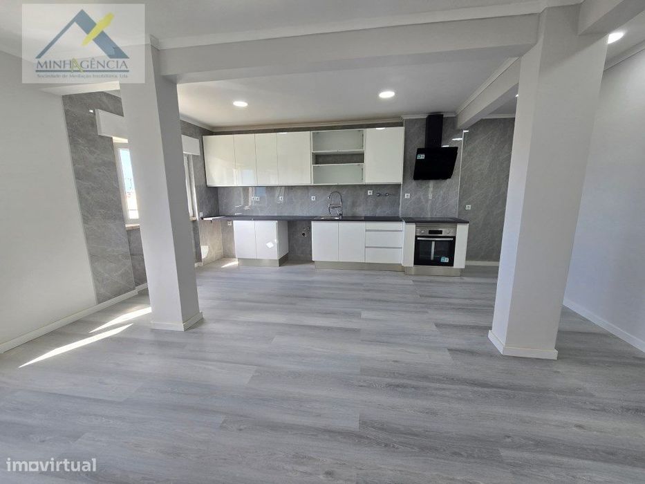 Apartamento T2 remodelado com arrecadação em Setúbal