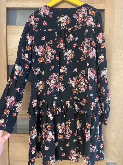 Śliczna sukienka Zara 140, na każdą porę roku