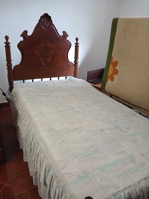 Cama em madeira maciça