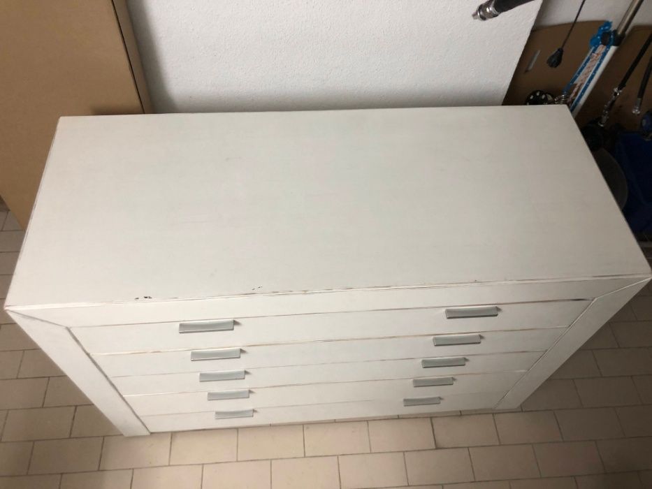 Cómoda de madeira maciça da marca CERN