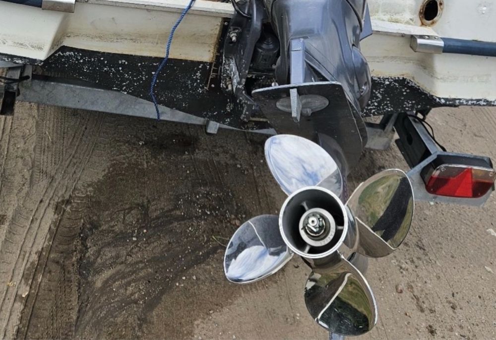 Łódź motorówka łódka