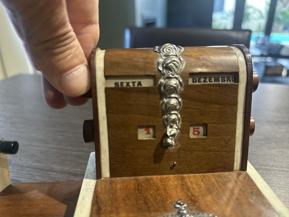 Escritorio antigo em madeira com simbolo monarquia portuguesa em prata