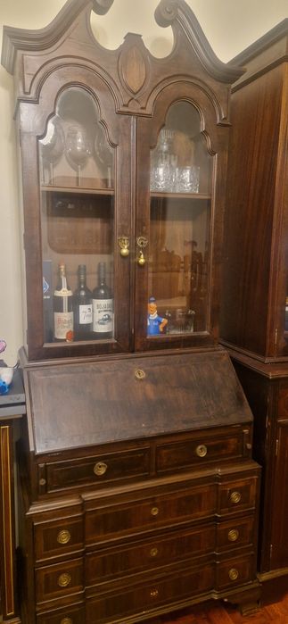 Secretária clássica em madeira com vitrine – estilo antigo