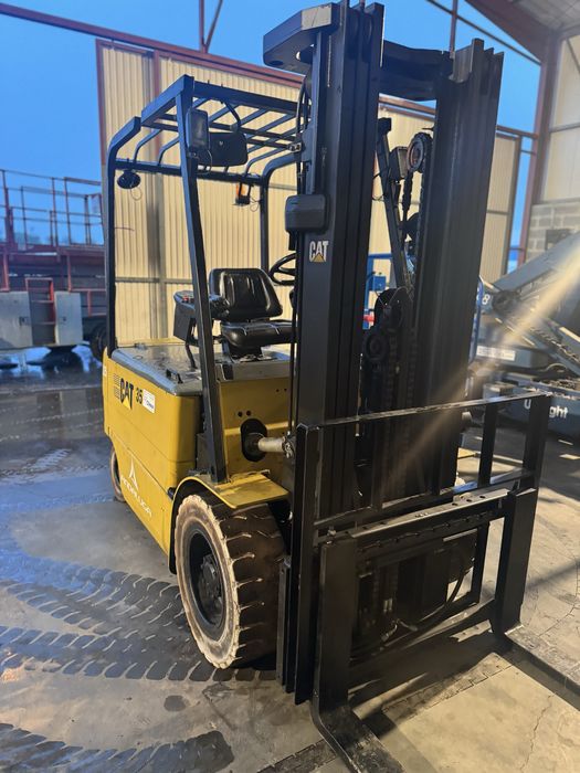 Empilhador Eletrico CAT 3.5ton (usado)