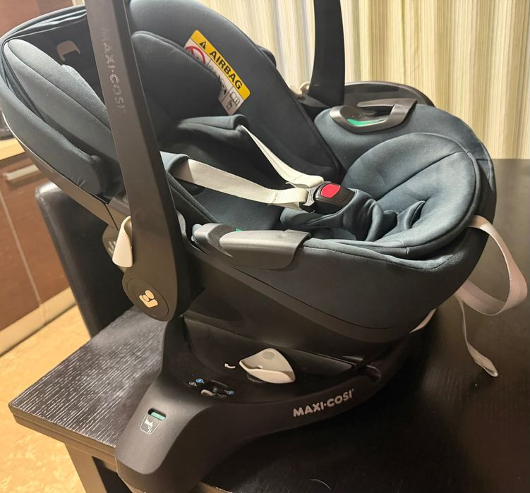 Carrinho e cadeira isofix de bebé com muitos acessórios