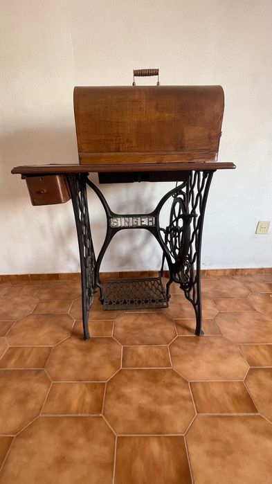 Máquina de Costura Antiga Singer com Móvel Original e Pedal