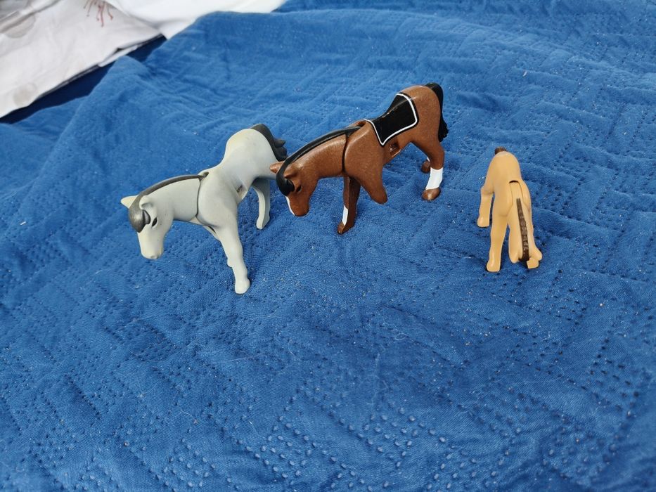 Trzy figurki koni Playmobil