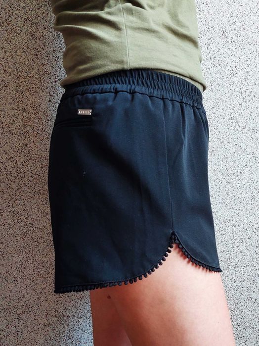 Krótkie, czarne spodenki z obszyciem koronka XS Mohito