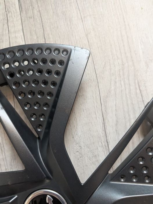 Oryginalne nakładki/kołpaki na felgi aluminiowe typu Hadar 15' Skoda Fabia