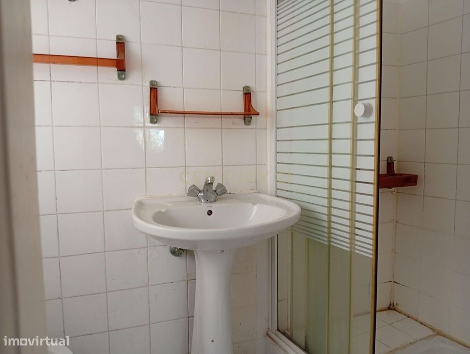 Apartamento para remodelação total situado na zona oriental (a 10m a p