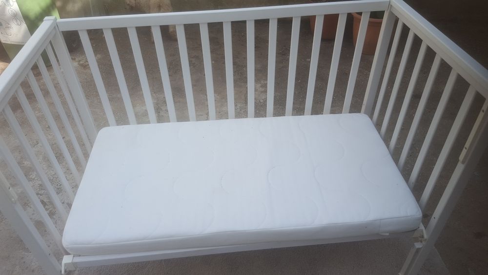 Cama  para  bebês  em madeira