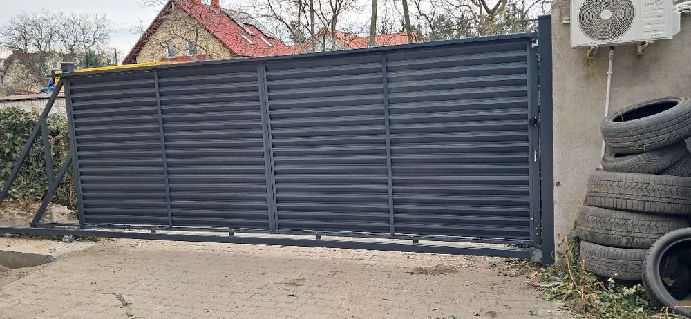 Brama przesuwna żaluzjowa