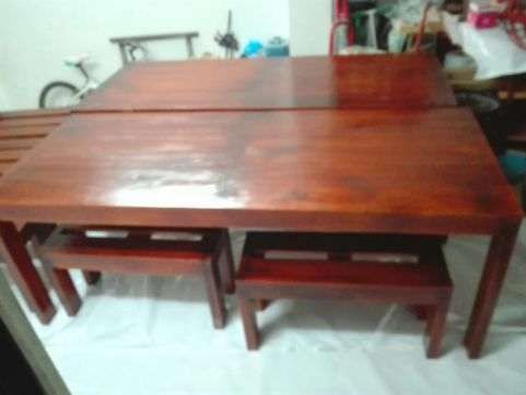 Vários conjuntos de mesa e bancos corridos.