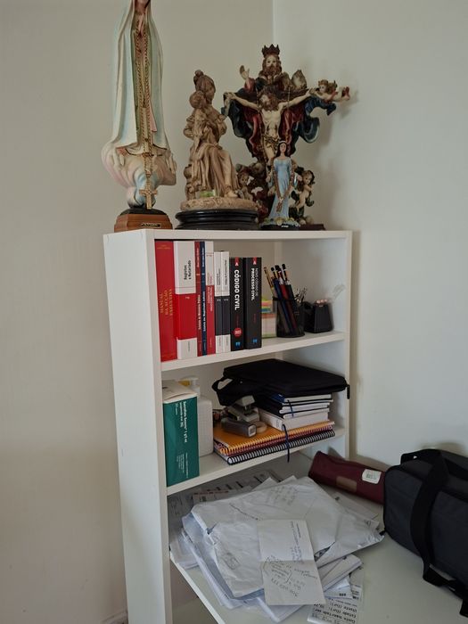 Secretária e estante com cadeira