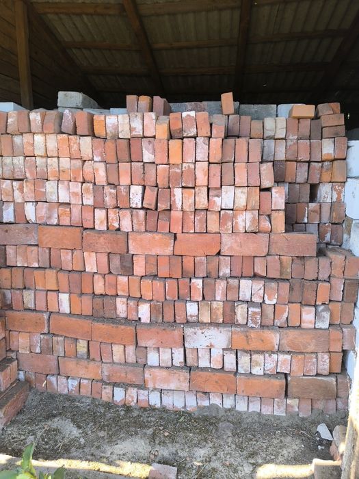 Nowa cegła palona czerwona i biała silikatowa dziurawka