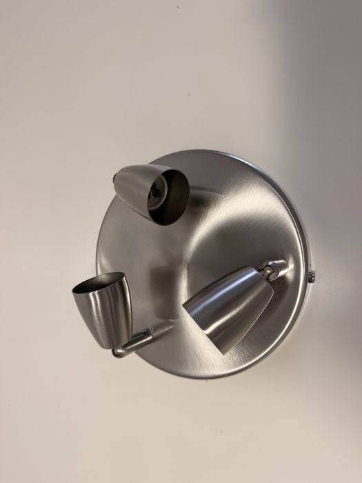 Focus de iluminacao em cromado