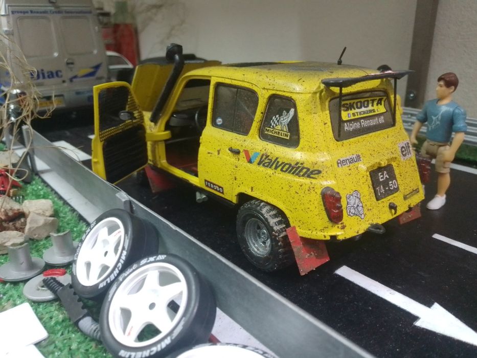 Miniatura 1/18 Renault 4 l
