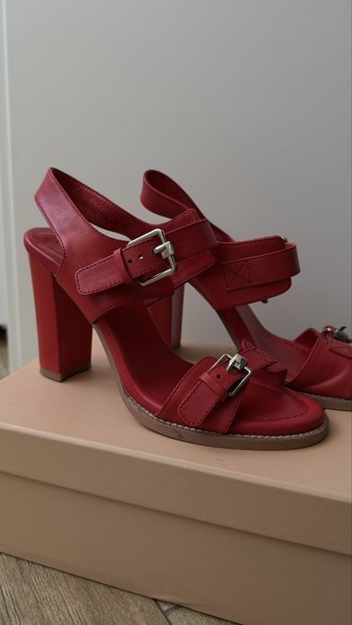 Босоніжки шкіряні estro