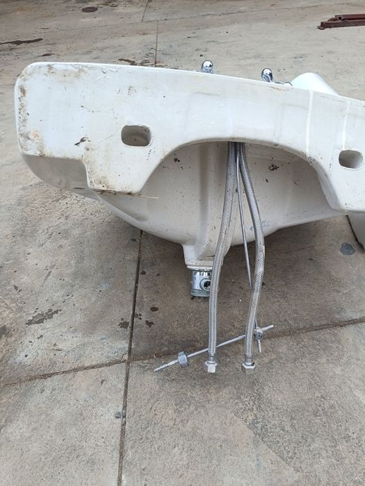 Umywalka łazienkowa z baterią bez syfonu