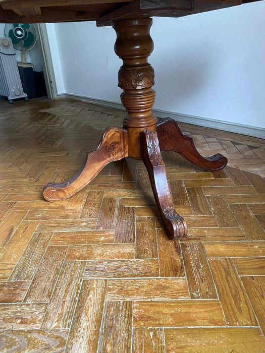Mesa redonda em madeira maciça estilo clássico