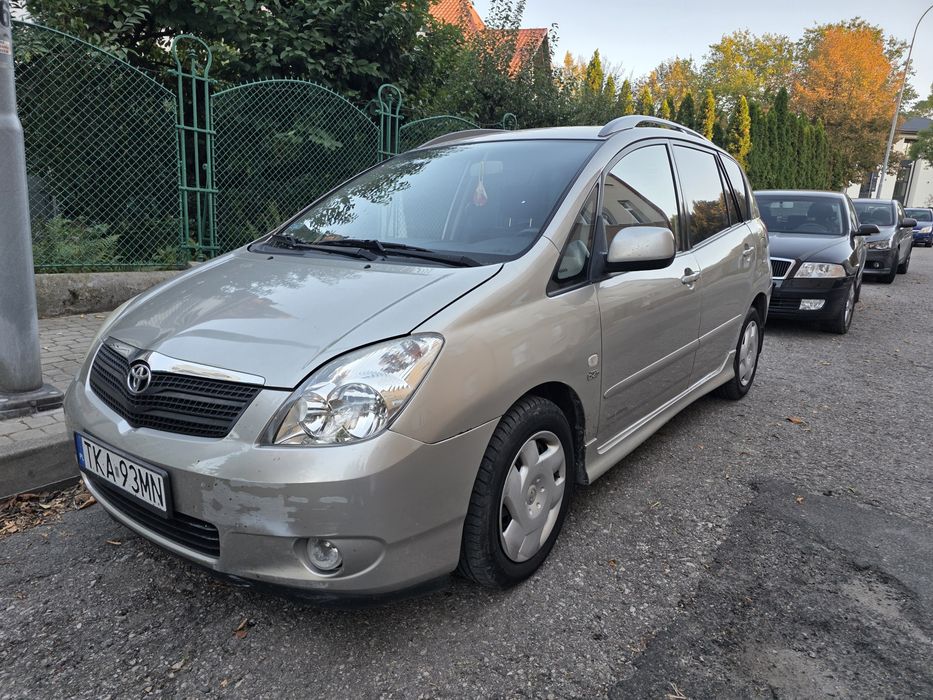 TOYOTA COROLLA VERSO 2.0 дизель 4d4.  2002 рік. Великий автомобіль. Тільки для діючих військових