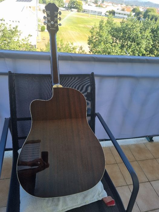 guitarra eletroacústica Epiphone J-45 EC Studio em estado rigorosamente impecável (como nova).