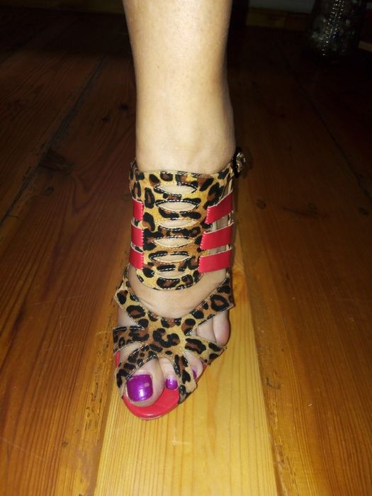 Sandały na szpilce czerwone w panterkę