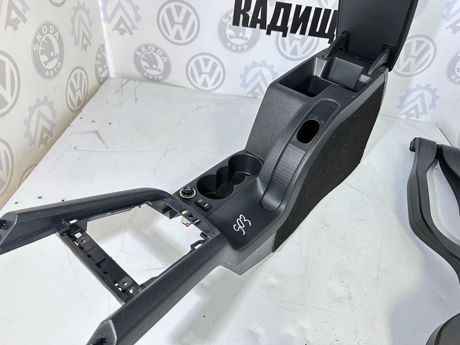 Підлокітник Шкода Октавія А5 Подлокотник Skoda Octavia A5 консоль цент