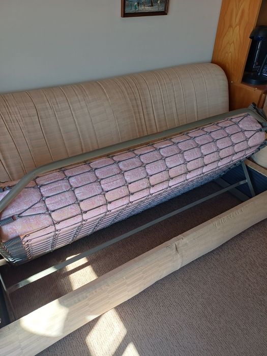 Sofá-cama para dois, com almofadas
