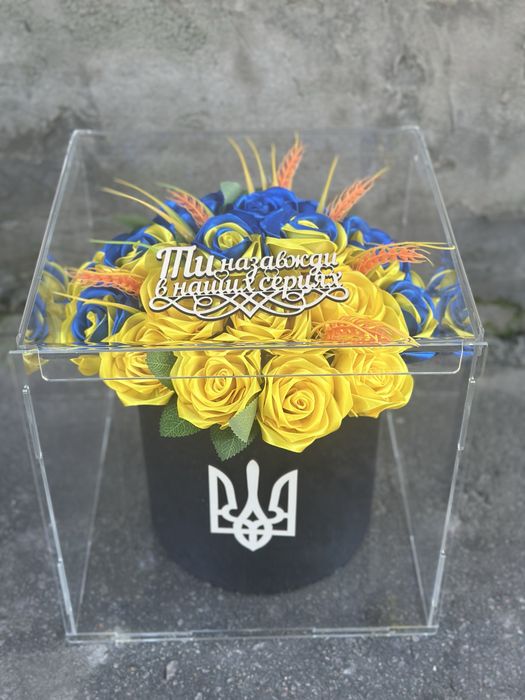 Квіти у кубах і тубусах