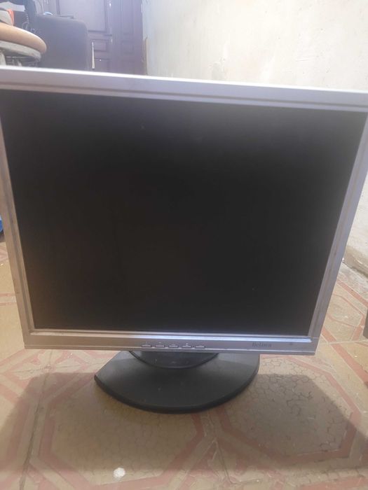 Zestaw sprawnych monitorów