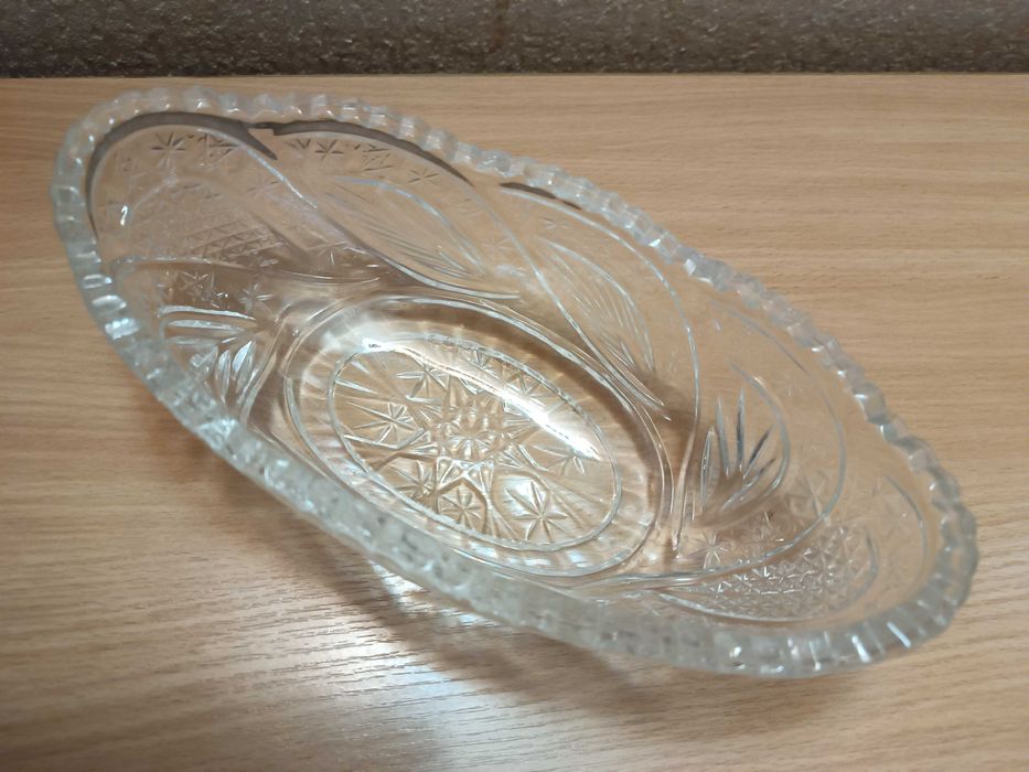 Продаю хрустальные вазы и стеклянные конфетницы.