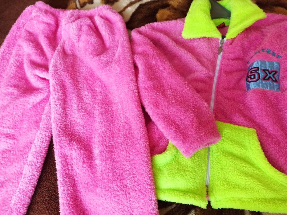 Тепленька піжамка для дівчинки 4-5-6 рочків. Нова