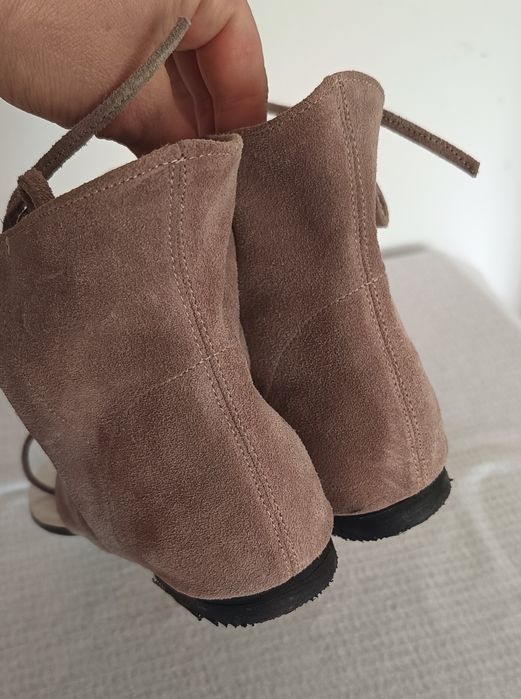 Beżowe zamszowe japonki z cholewką 37