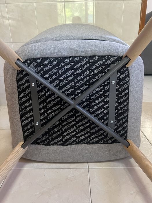 Cadeira Pedrali cinza claro