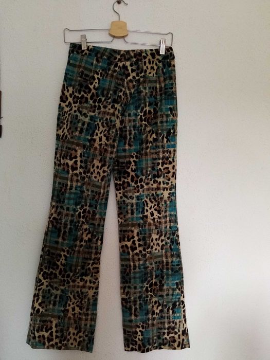 Calças azuis, bege e castanhas com animal print
