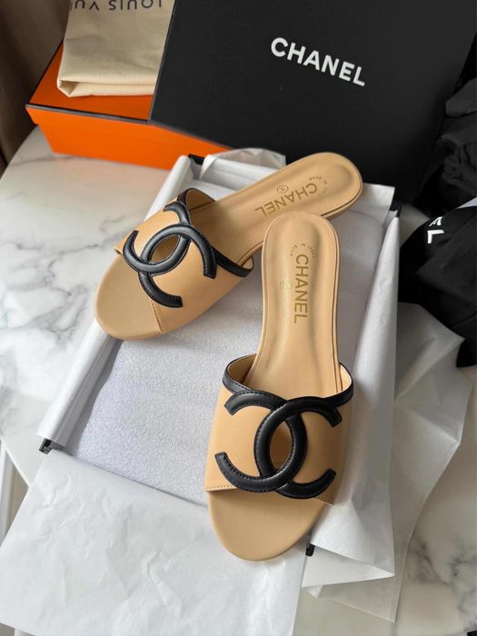 Klapki Chanel beige leather