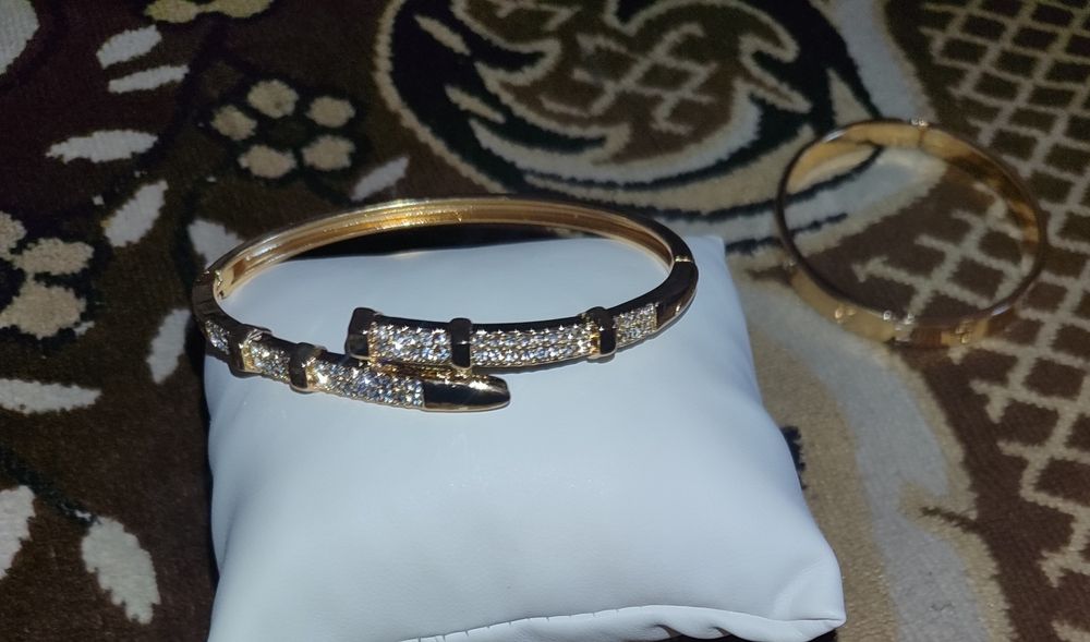 Браслет в стиле Cartier  с камнями