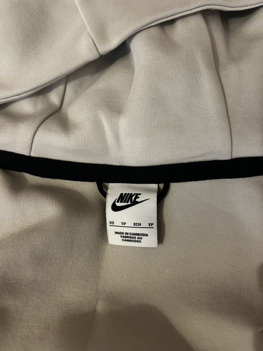 Bezowa bluza nike tech