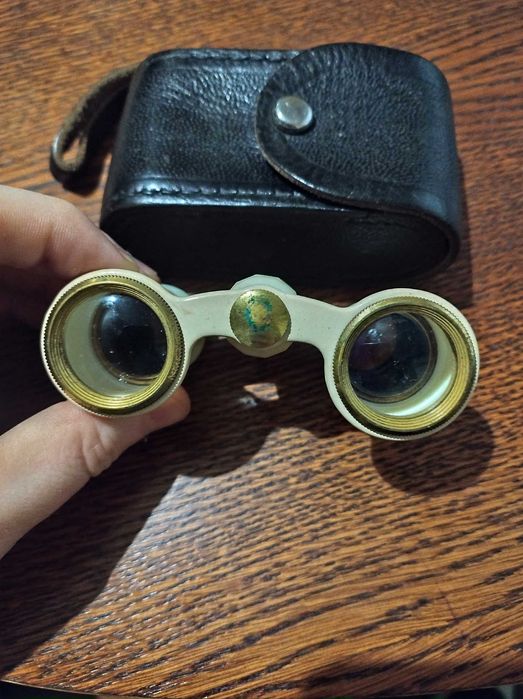 Бинокль- театральный.