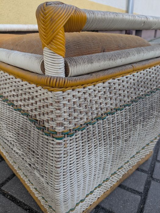 Stary kufer pleciony z czasów PRL-u