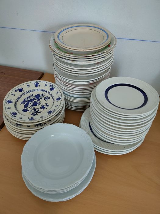 Conjunto de pratos antigos.