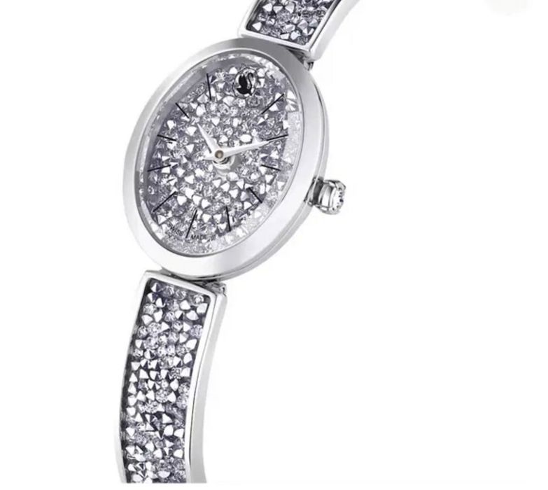 Novo Relógio SWAROVSKI
Rock Crystal Dial Silver Crystal Oval Watch