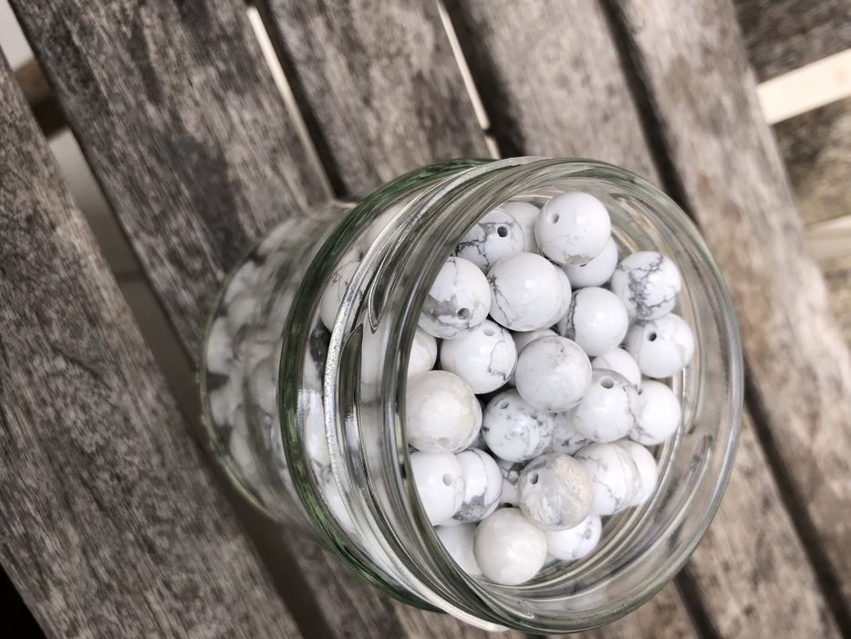 Pedras semi-preciosas de howlite com furo