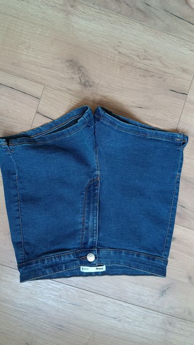 Nowe krótkie spodenki jeansowe