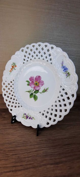 Две старинные тарелки Meissen  19 век. Смотрите все мои объявления!